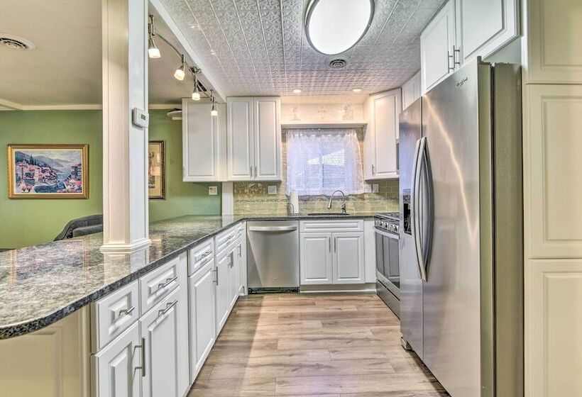 Pet Friendly Taylor Home W/ Backyard Oasis!