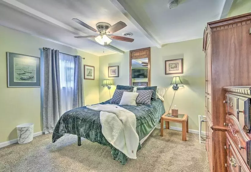 Pet Friendly Taylor Home W/ Backyard Oasis!