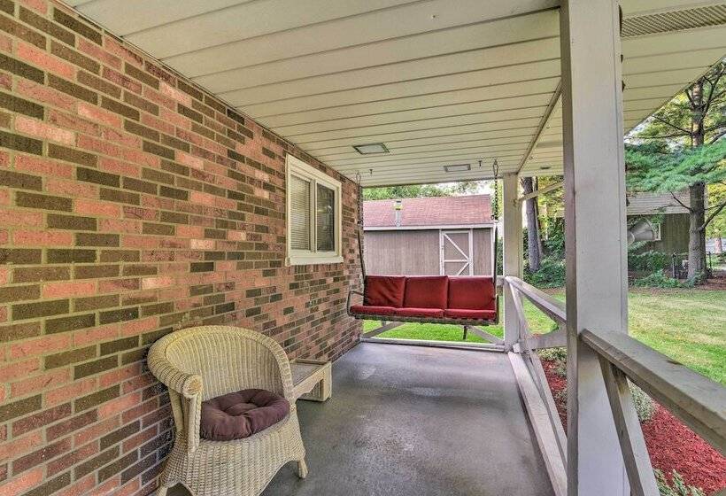 Pet Friendly Taylor Home W/ Backyard Oasis!