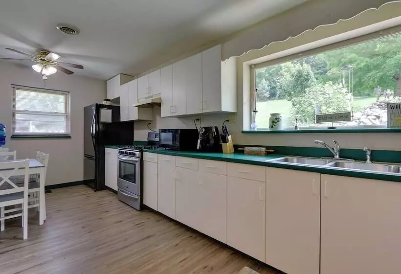 Quaint Zanesville Home W/ Game Room & Yard!