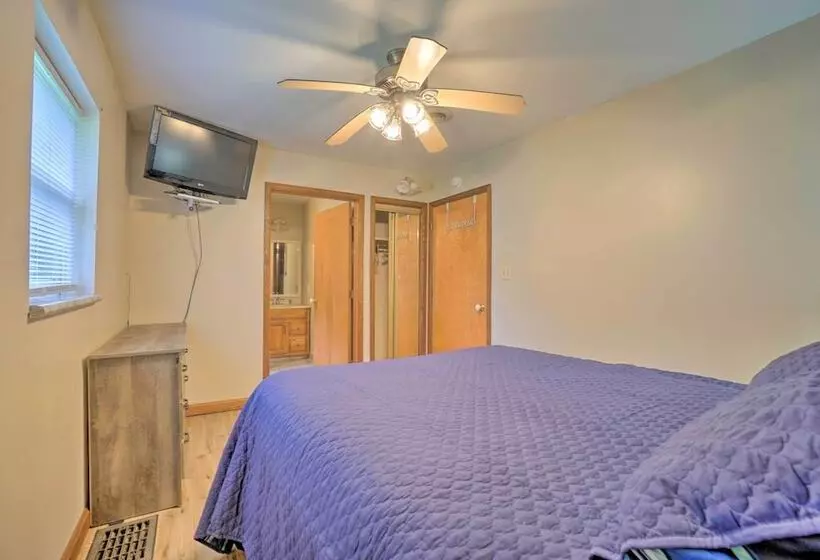 Quaint Zanesville Home W/ Game Room & Yard!