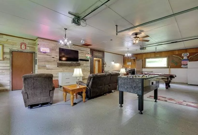 Quaint Zanesville Home W/ Game Room & Yard!