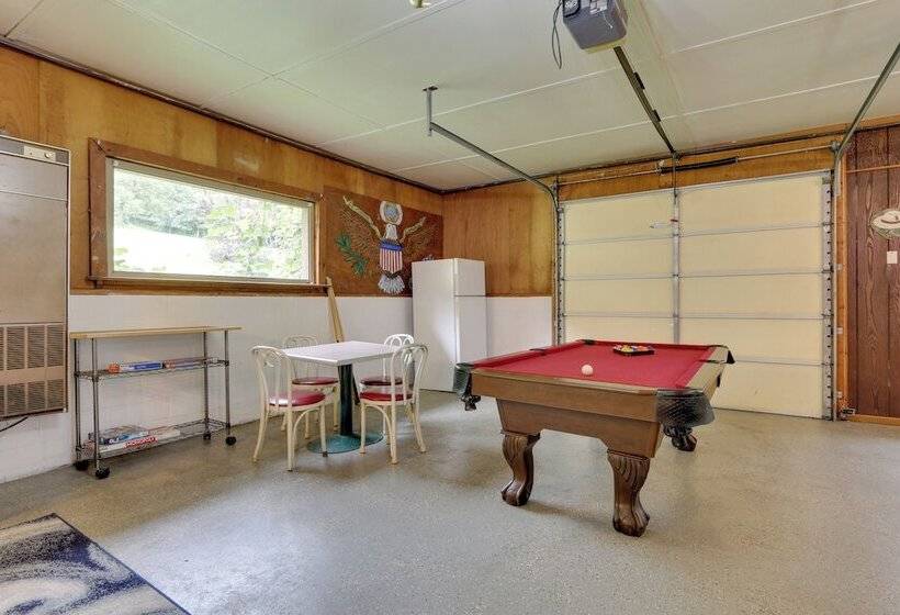 Quaint Zanesville Home W/ Game Room & Yard!