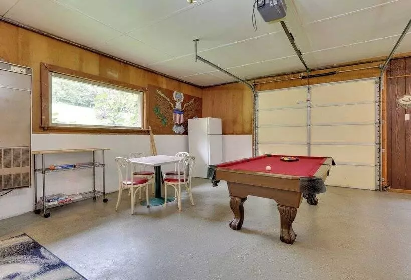 Quaint Zanesville Home W/ Game Room & Yard!
