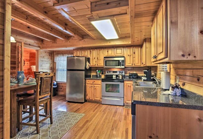 Romantic Cabin W/ Hot Tub In Pigeon Forge!