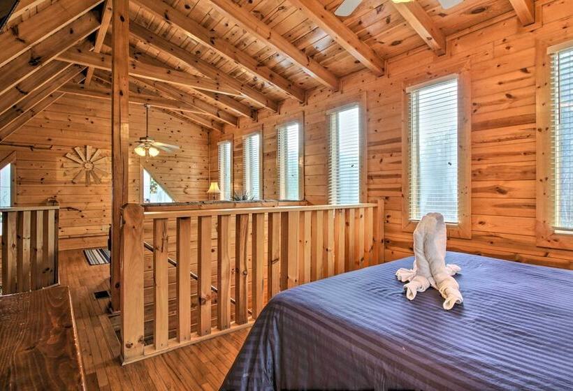 Romantic Cabin W/ Hot Tub In Pigeon Forge!
