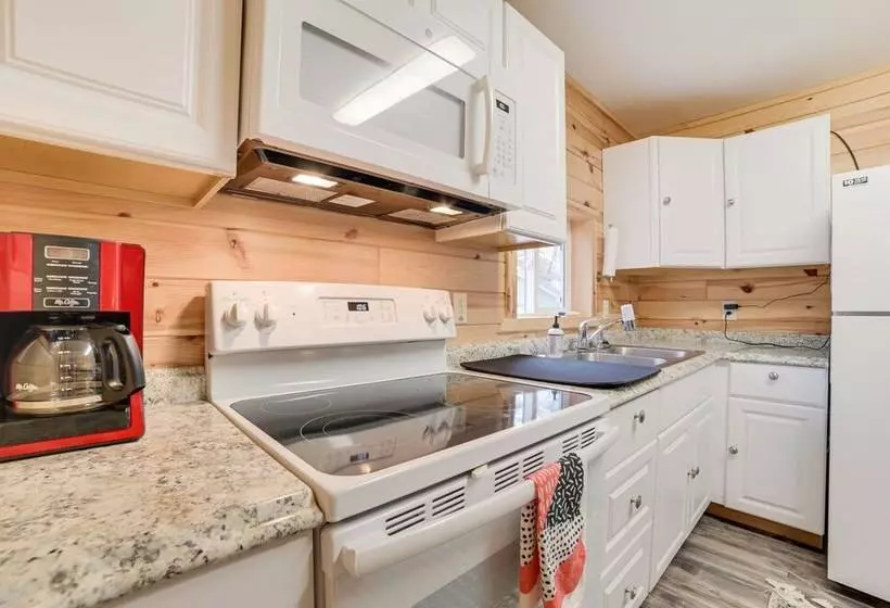 Scenic  Evan S Hideaway  Steps To Lake Huron!