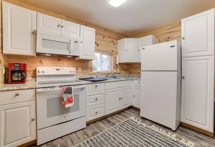 Scenic  Evan S Hideaway  Steps To Lake Huron!