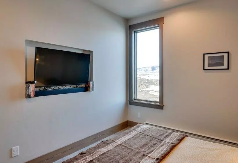 Secluded Paradise Valley Retreat W/ Stunning Views