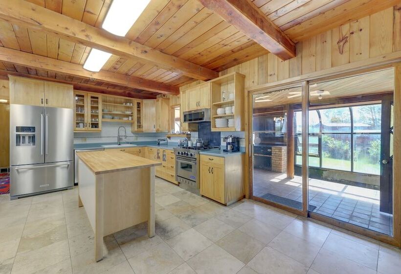 Spacious Pinedale Home W/ Mountain Range View