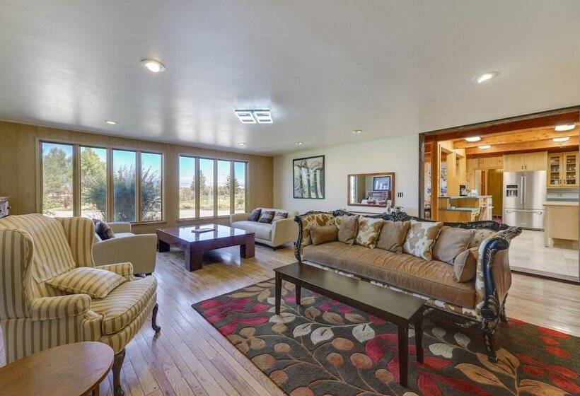 Spacious Pinedale Home W/ Mountain Range View