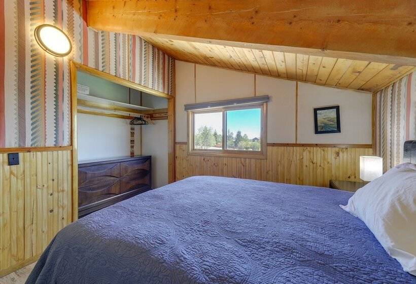 Spacious Pinedale Home W/ Mountain Range View