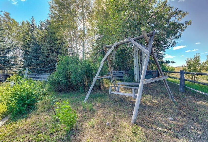 Spacious Pinedale Home W/ Mountain Range View