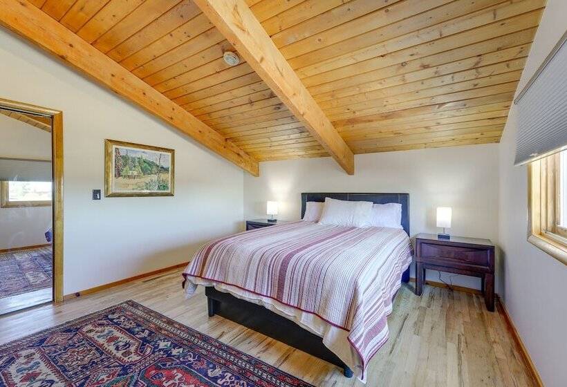 Spacious Pinedale Home W/ Mountain Range View