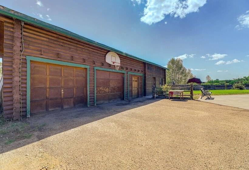 Spacious Pinedale Home W/ Mountain Range View