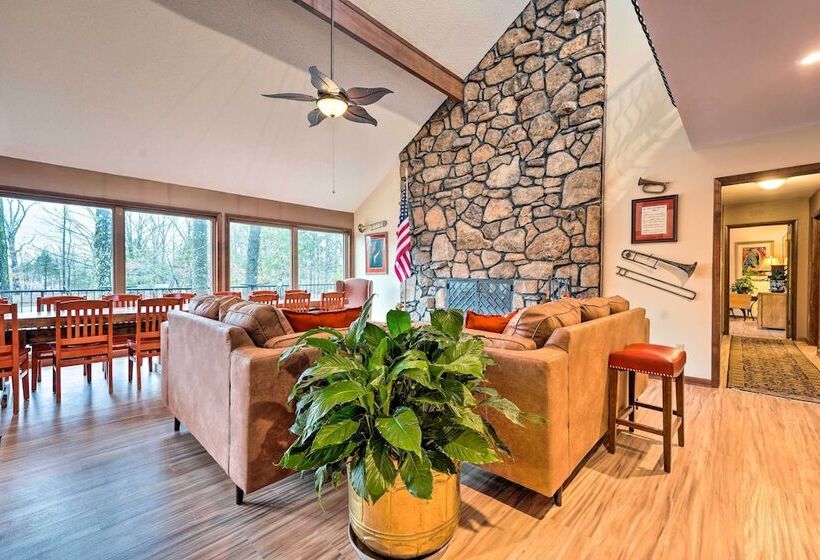 Stunning Southaven Estate: Pool & Spacious Deck!