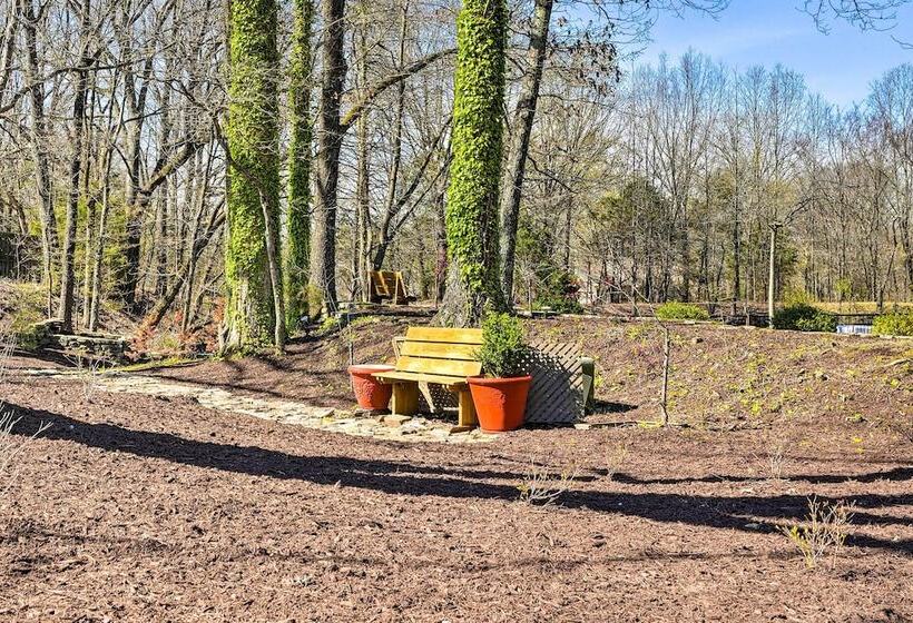 Stunning Southaven Estate: Pool & Spacious Deck!