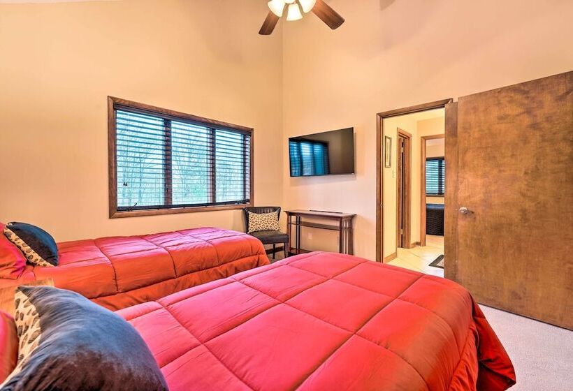 Stunning Southaven Estate: Pool & Spacious Deck!