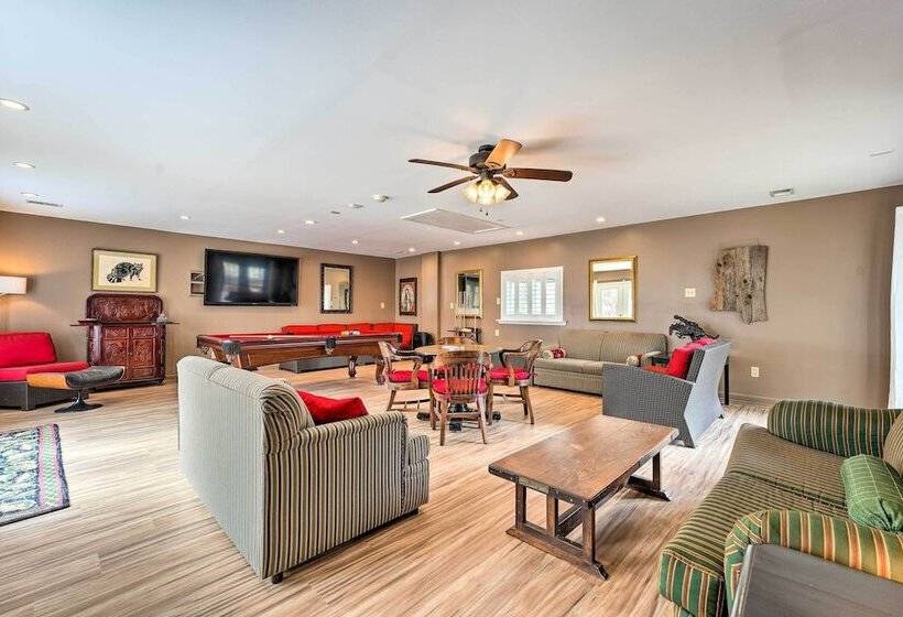 Stunning Southaven Estate: Pool & Spacious Deck!