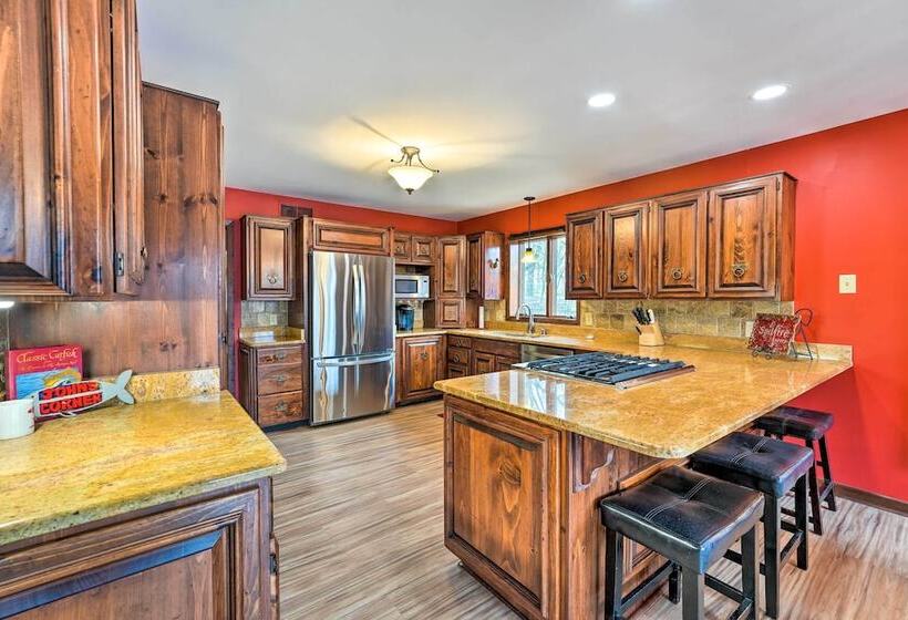 Stunning Southaven Estate: Pool & Spacious Deck!