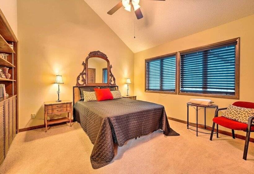 Stunning Southaven Estate: Pool & Spacious Deck!