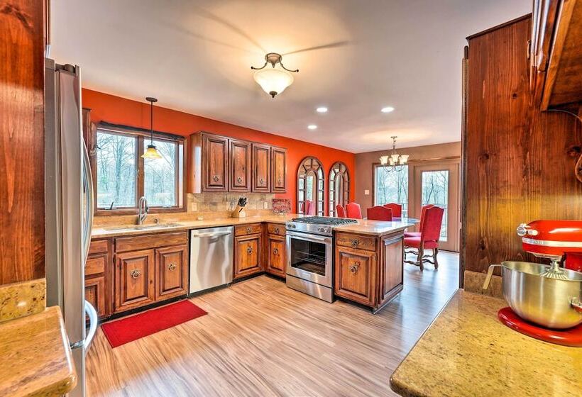 Stunning Southaven Estate: Pool & Spacious Deck!