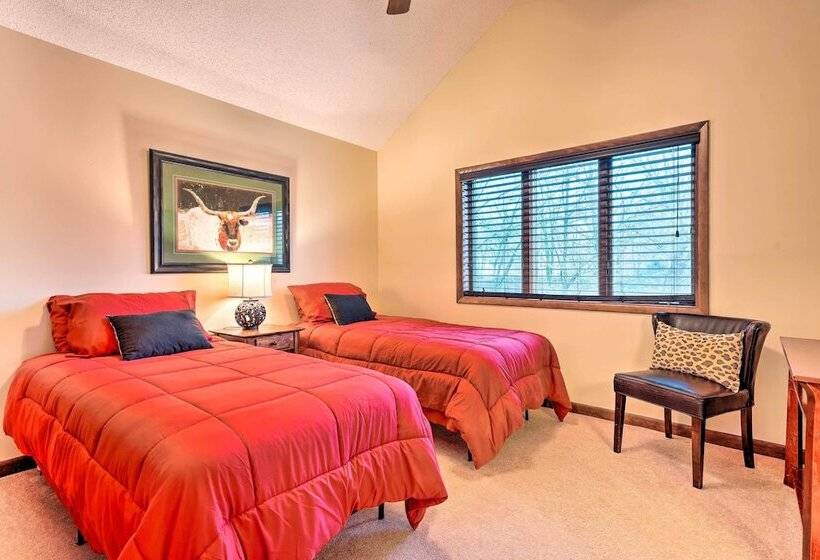 Stunning Southaven Estate: Pool & Spacious Deck!