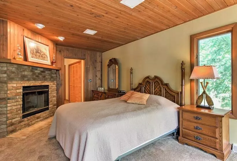 Waupaca Lakefront Home W/ Pool Table & Dock!