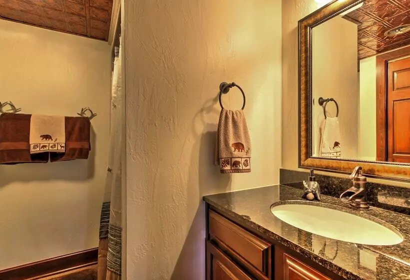 Waupaca Lakefront Home W/ Pool Table & Dock!