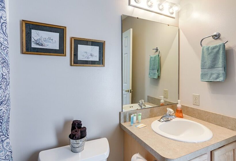 Welcoming Port Clinton Home W/ Private Deck!