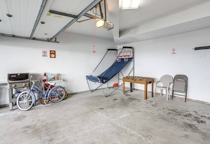 Welcoming Port Clinton Home W/ Private Deck!