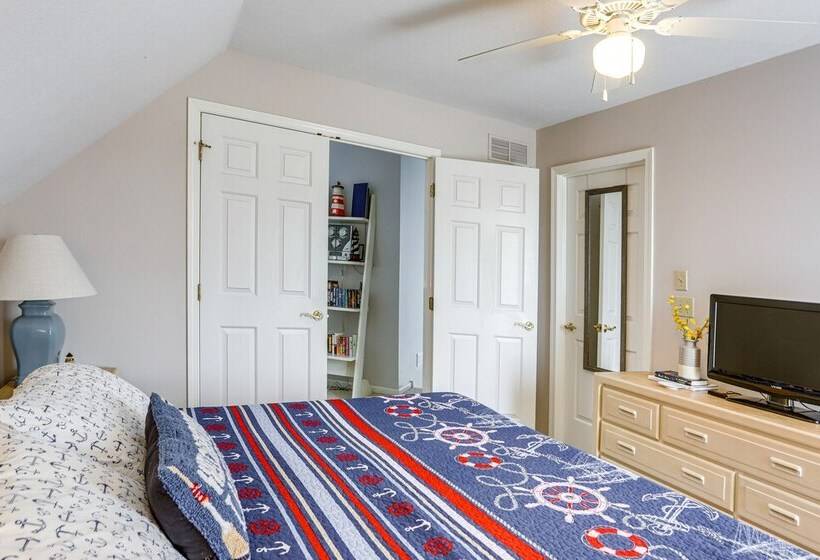 Welcoming Port Clinton Home W/ Private Deck!