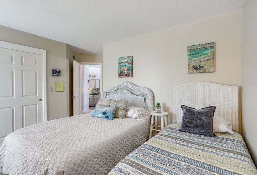 Welcoming Port Clinton Home W/ Private Deck!