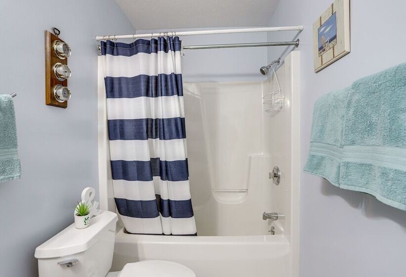 Welcoming Port Clinton Home W/ Private Deck!