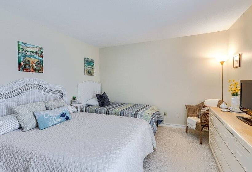 Welcoming Port Clinton Home W/ Private Deck!