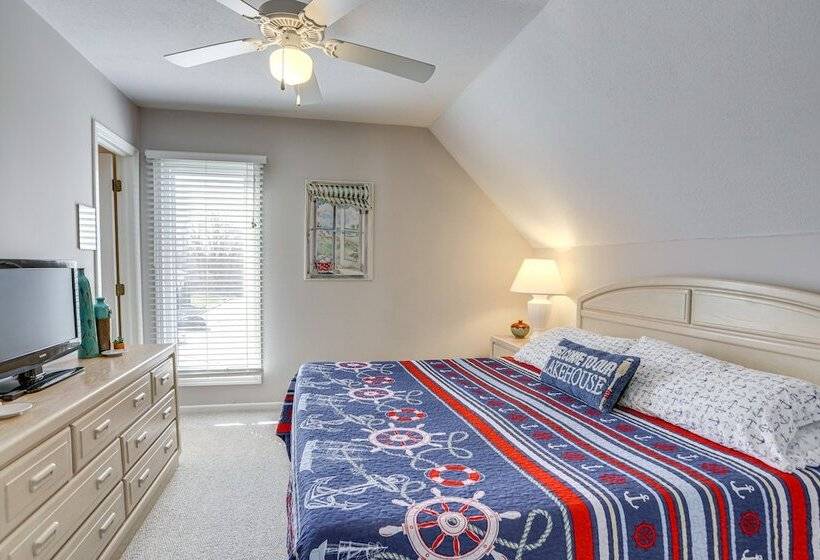 Welcoming Port Clinton Home W/ Private Deck!