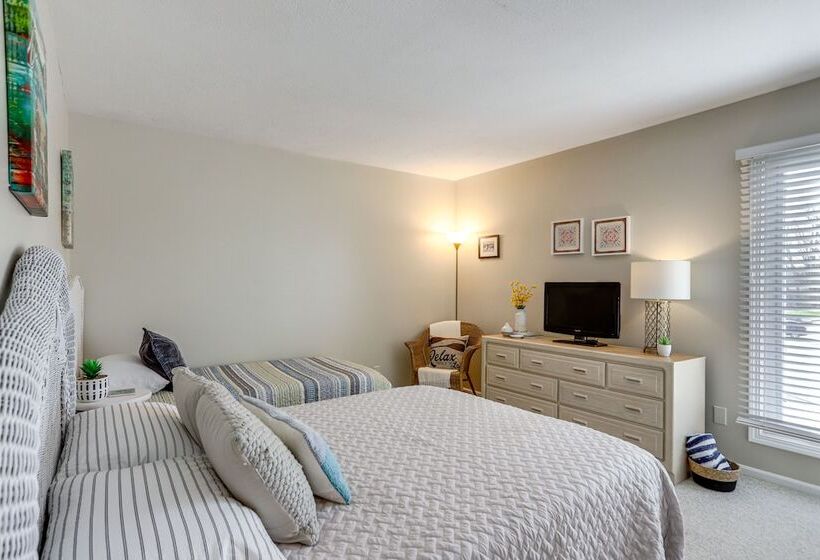 Welcoming Port Clinton Home W/ Private Deck!