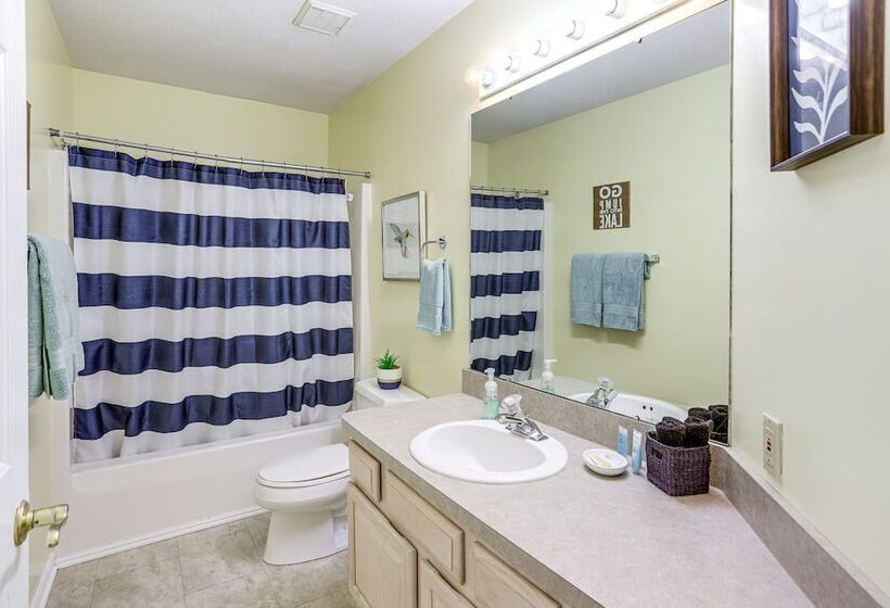 Welcoming Port Clinton Home W/ Private Deck!