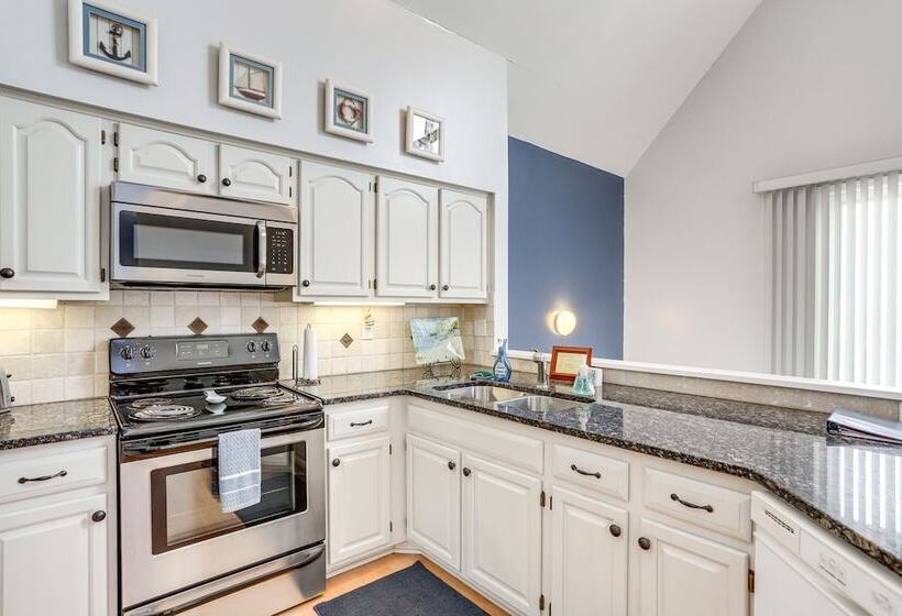 Welcoming Port Clinton Home W/ Private Deck!