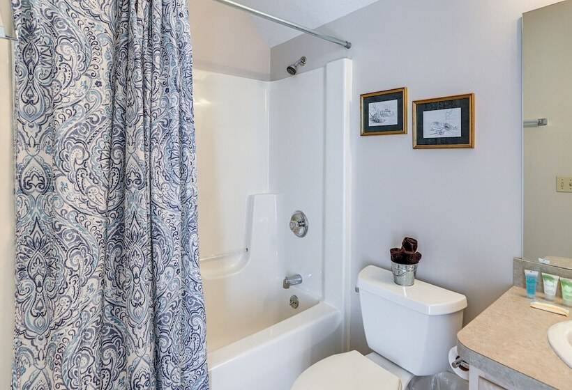 Welcoming Port Clinton Home W/ Private Deck!