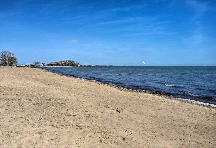 Welcoming Port Clinton Home W/ Private Deck!