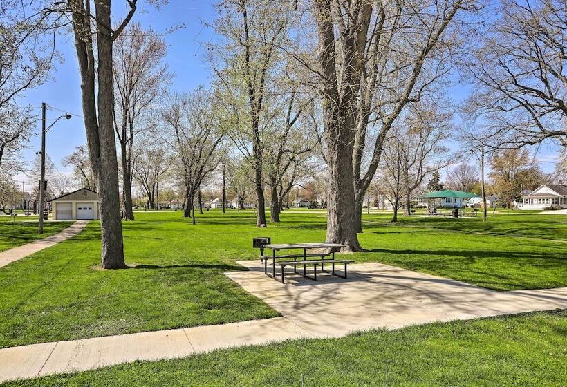 Welcoming Port Clinton Home W/ Private Deck!