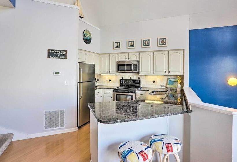 Welcoming Port Clinton Home W/ Private Deck!