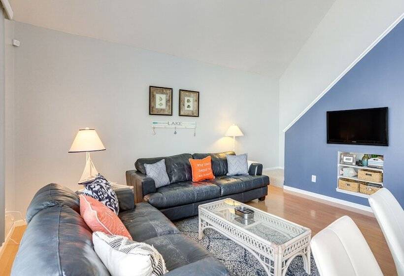 Welcoming Port Clinton Home W/ Private Deck!