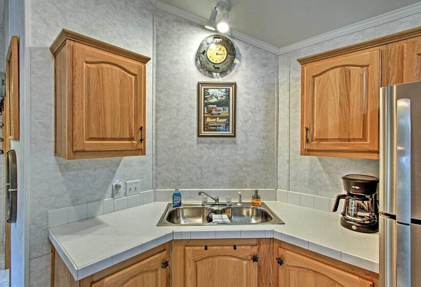 Woodsy Packwood Haven W/ Golf Course Access!