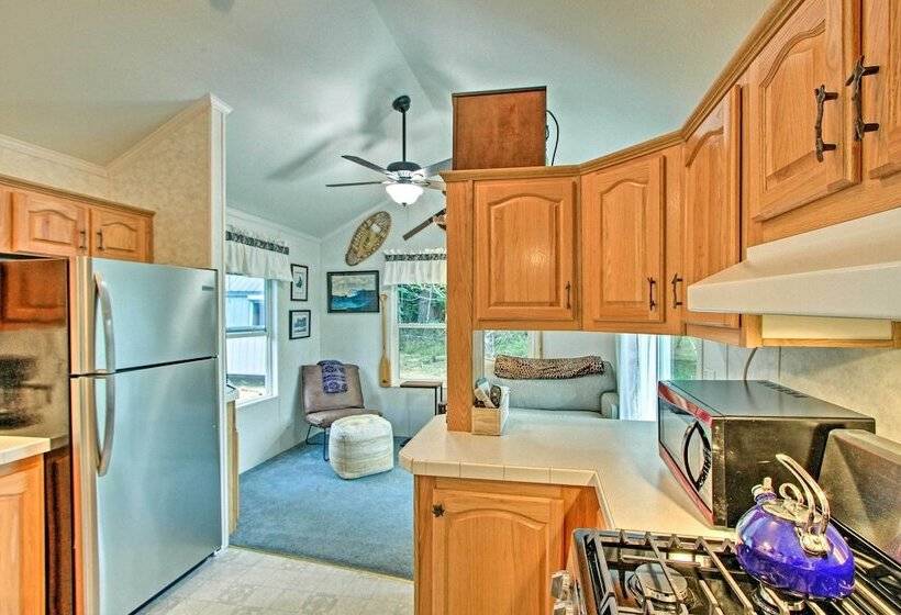 Woodsy Packwood Haven W/ Golf Course Access!