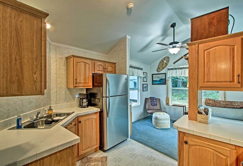 Woodsy Packwood Haven W/ Golf Course Access!