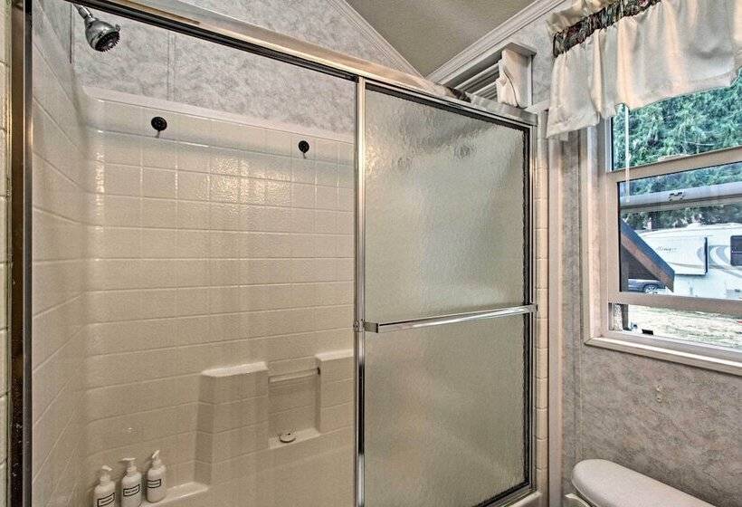 Woodsy Packwood Haven W/ Golf Course Access!