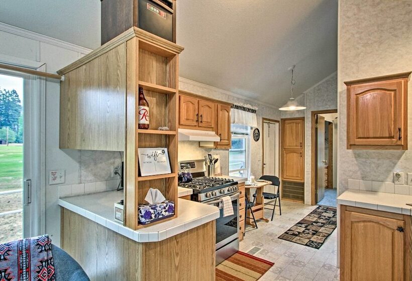 Woodsy Packwood Haven W/ Golf Course Access!