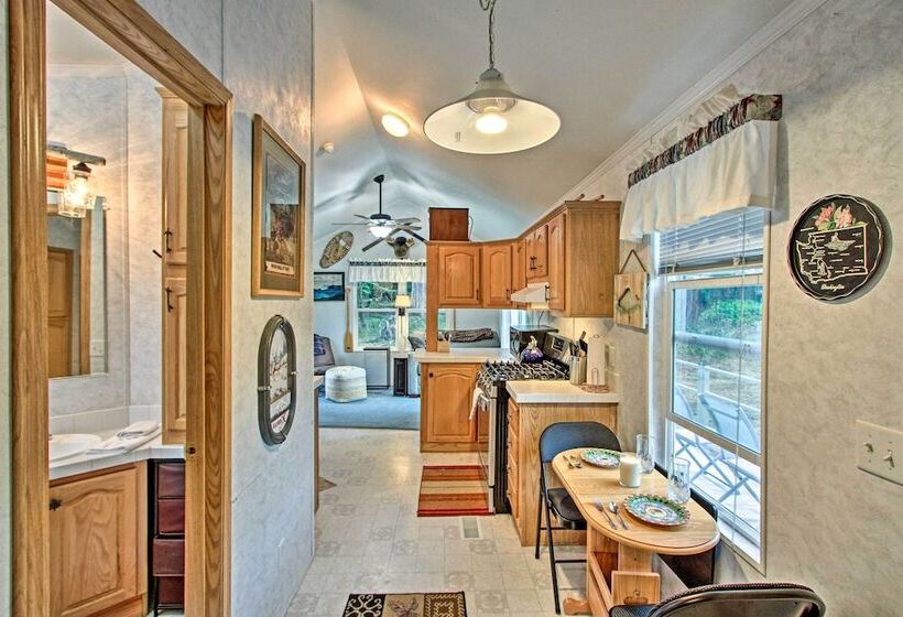 Woodsy Packwood Haven W/ Golf Course Access!